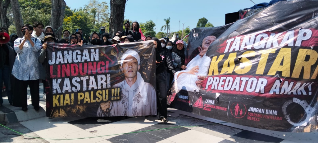 DEMO - Puluhan massa Aliansi Sidoarjo Anti Predator Seks menggelar alunjuk rasa di DPRD Sidoarjo soal lambatnya penanganan kasus dugaan kekerasan seksual anak di bawah umur yang diduga melibatkan ketua padepokan di Sidokare, Sidoarjo, Senin (06/07/2026).