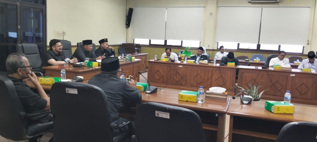 HEARING - Ketua Komisi A DPRD Sidoarjo H Rizza Ali Faizin bersama anggotanya hearing bersama tokoh agama, tokoh masyarakat dan tiga Kades di Jabon untuk penutupan warung remang-remang dan karaoke liar di ruang Rapat DPRD Sidoarjo, Rabu (01/07/2026).
