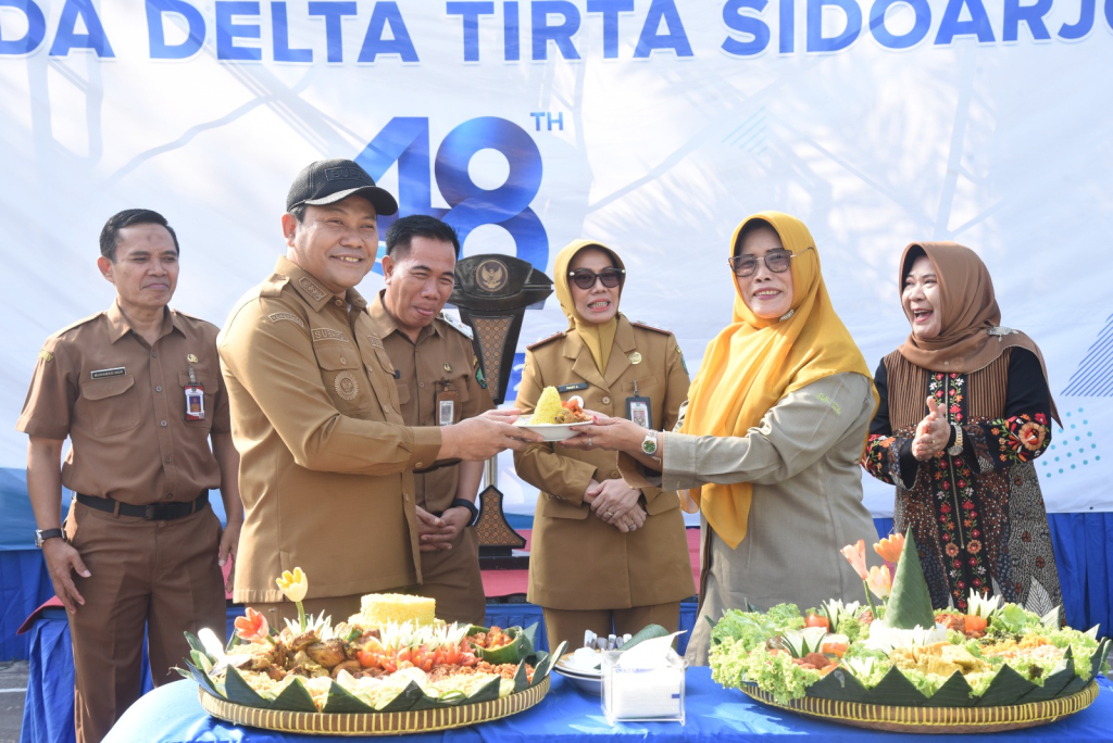HUT - Bupati Sidoarjo Subandi memimpin ucapara dan Apel Akbar HUT Perumda Delta Tirta Sidoarjo ke 48 di halaman kantor Perumda Delta Tirta, Senin (06/07/2026).