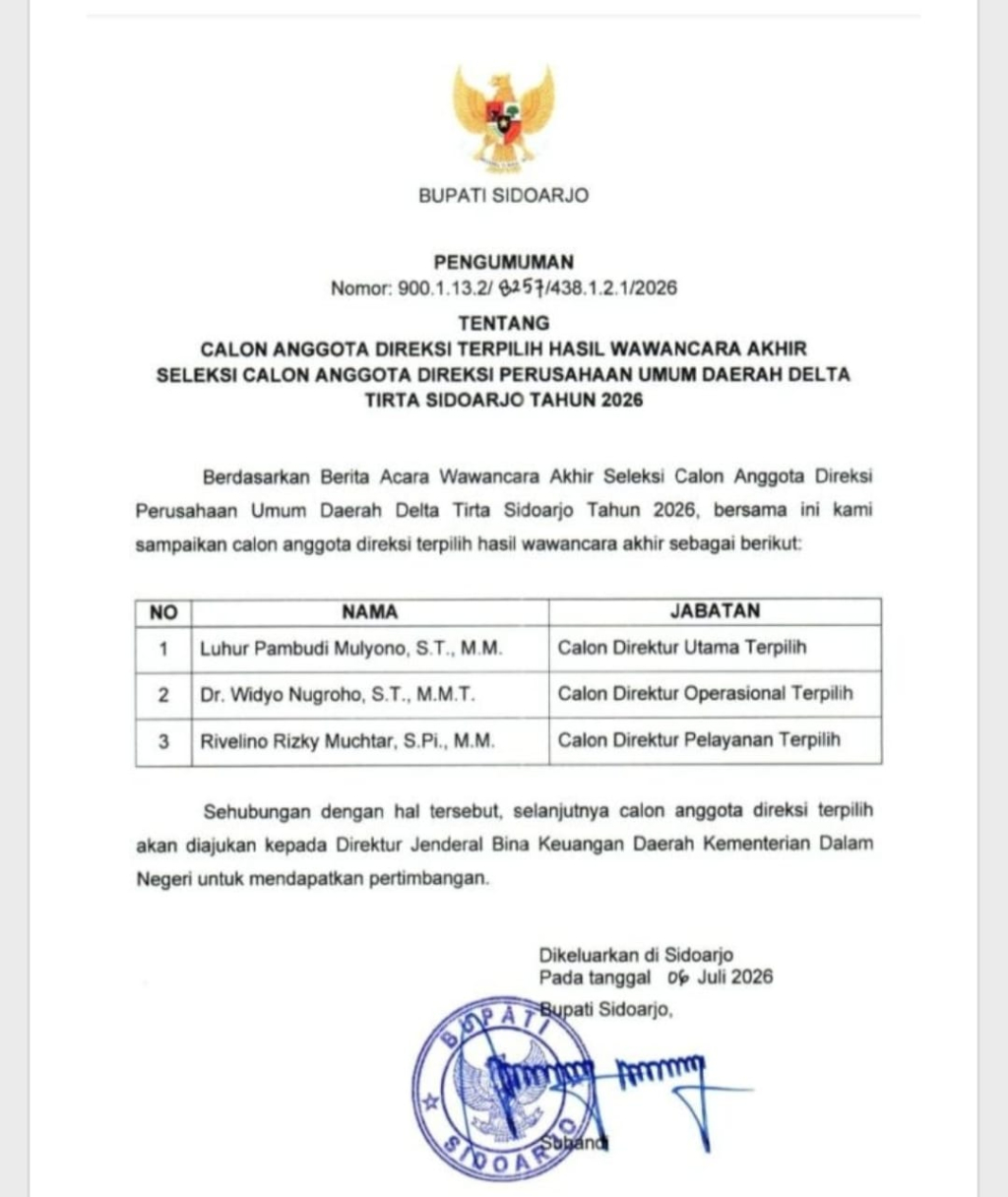 TANDA TANGAN - Bupati Sidoarjo Subandi menandatangani 3 calon direksi Perumda Delta Tirta usai menyisihkan 6 calon lain dalam sesi wawancara dan ditetapkan Bupati Sidoarjo sejak Senin (06/07/2026) bersamaan HUT Perusahaan milik Pemkab Sidoarjo.