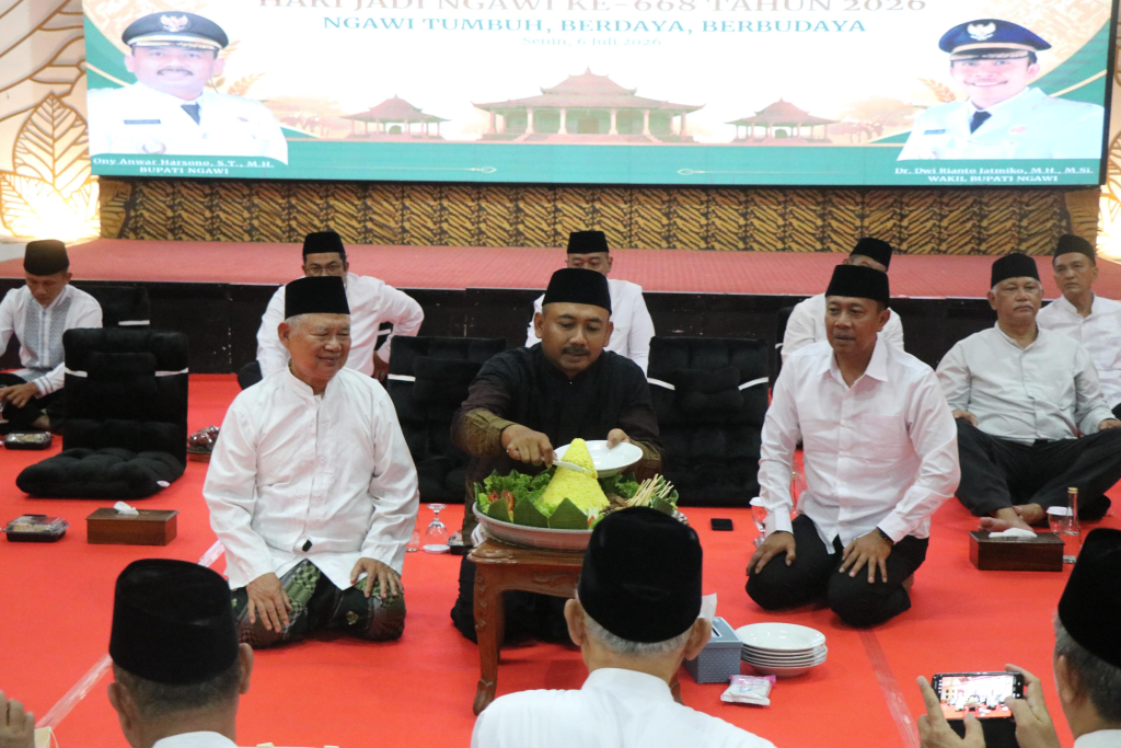 MALAM TIRAKATAN - Bupati Ngawi Ony Anwar Harsono memimpin acara Malam Tirakatan dalam rangka memperingati Hari Jadi Kabupaten Ngawi ke 668 di Pendopo Wedya Graha, Senin (06/07/2026) malam.
