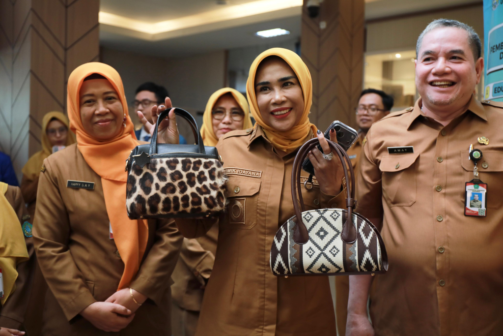 KUNJUNGAN - Wabup Sidoarjo Mimik Idayana mengecek galeri UMKM yang ada di Dinas Koperasi dan Usaha Mikro serta Dinas Perindustrian dan Perdagangan Pemkab Sidoarjo, Selasa (07/07/2026).