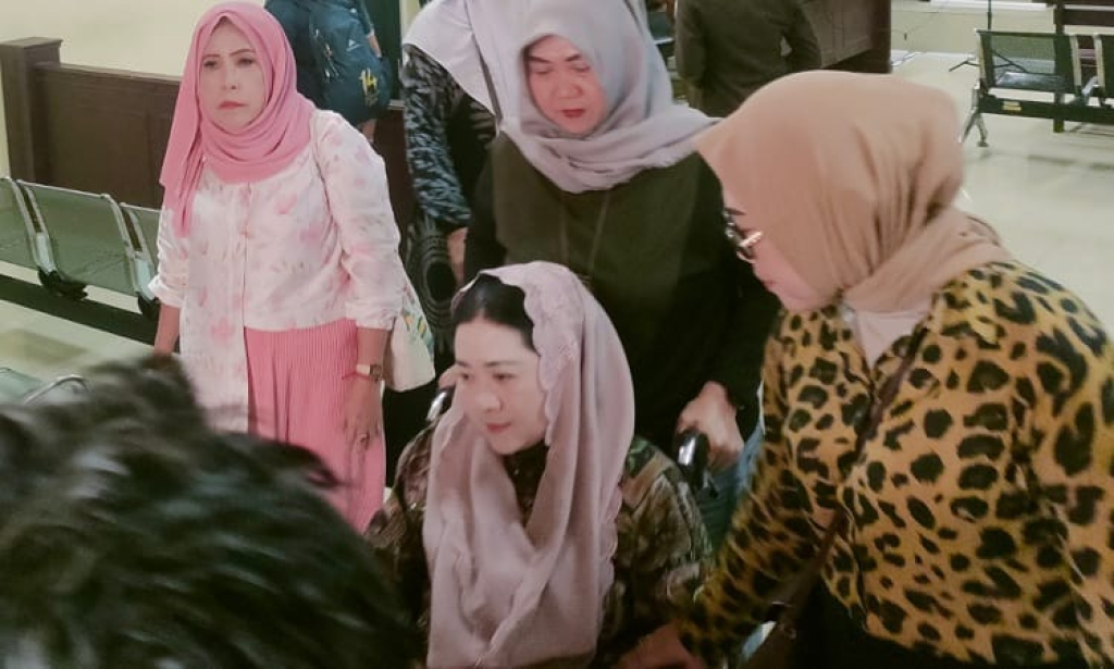 VONIS - Terdakwa Sri Setyo Pertiwi yang akrab disapa Ning Tiwi dijatuhi vonis empat tahun penjara denda Rp 50 juta oleh Majelis Hakim Pengadilan Tindak Pidana Korupsi (Tipikor) Surabaya di JL Raya Juanda, Sidoarjo, Kamis (09/07/2026).