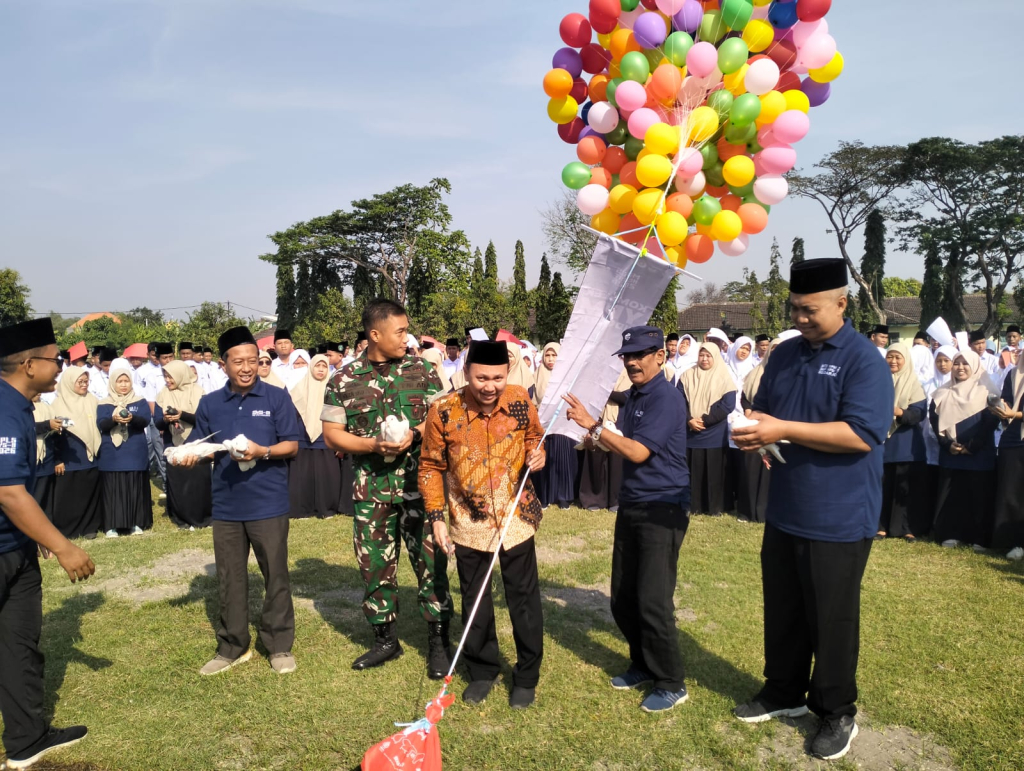 MPLS - Ratusan siswa baru Komplek YPM Sidoarjo mengikuti Opening Ceremony Masa Pengenalan Lingkungan Sekolah (MPLS) HEBAT Jawara YPM Tahun Ajaran 2026/2027 di Lapangan Kompi Kavaleri (Kikav) 3 Panser Sumput, Sabtu (11/07/2026).