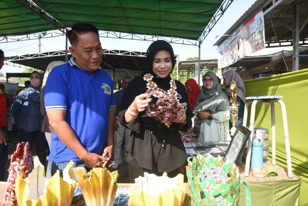 APRESIASI - Wabup Sidoarjo Mimik Idayana mengapresiasi komunitas penggiat lingkungan berbagai bank sampah di seluruh Sidoarjo berkumpul di Perumahan Taman Surya Kencana, Desa Grogol, Kecamatan Tulangan, Sidoarjo, Minggu (12/07/2026).