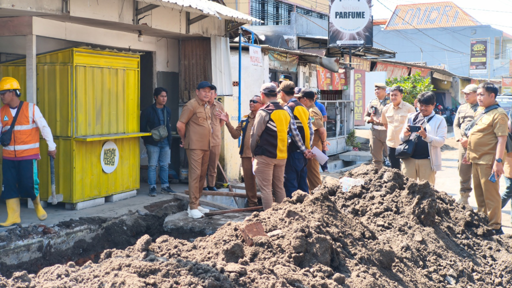 SIDAK - Bupati Sidoarjo Subandi melakukan Inspeksi Mendadak (Sidak) proyek Jalan Blurukidul pengerjaan didampingi Kepala Dinas Pekerjaan Umum Bina Marga dan Sumber Daya Air (PUBM dan SDA) serta jajaran Forkopimka, Senin (13/07/2026).