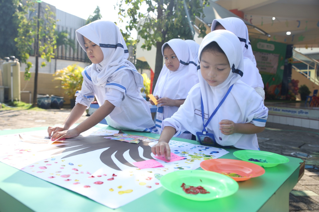 MPLS - Sebanyak 186 siswa baru KB TK Al Muslim tampak antusias mengikuti Masa Pengenalan Lingkungan Sekolah (MPLS) dengan mengusung tema yang menginspirasi: "Aku Anak Hebat, Siap Menjadi Pemimpin!", Senin (13/07/2026).