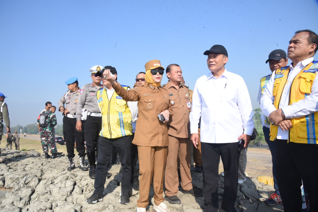 SIDAK - Wabup Sidoarjo Mimik Idayana dan anggota Komisi VII DPR RI BHS meninjau (sidak) luapan lumpur lapindo mendesak Pusat Pengendalian Lumpur Sidoarjo (PPLS) mengeksekusi solusi konkret demi keselamatan warga dan stabilitas ekonomi, Senin (13/07/2026).