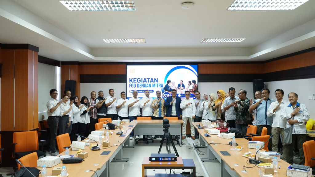 GANDENG - Prodi Ilmu Politik UNESA menggandeng berbagai pemangku kepentingan (stakeholders) lintas sektor memperkuat kurikulum akademik saat Forum Diskusi Bersama Mitra yang digelar, Rabu (15/07/2026).