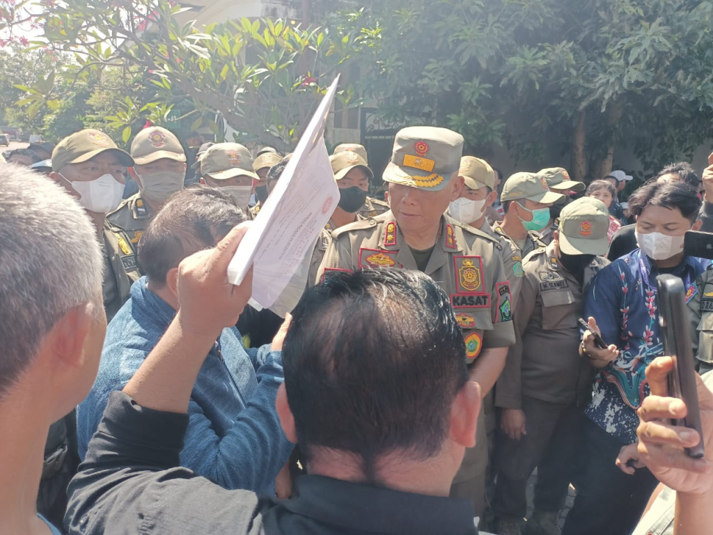 KALAH - Majelis Hakim yang diketuai Reza Adityatama SH memutuskan Bupati Sidoarjo membangun kembali tembok perumahan Mutiara Regency yang terlanjur dirobohkan menggunakan alat berat awal tahun kemarin. Insert putusan PTUN.