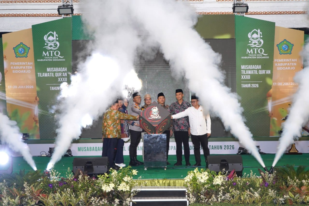 BUKA - Bupati Sidoarjo Subandi bersama Forkopimda Sidoarjo membuka gelaran bergengsi Musabaqah Tilawatil Qur’an (MTQ) Tingkat Kabupaten Sidoarjo XXXII Tahun 2026, Jumat (17/07/2026) malam.