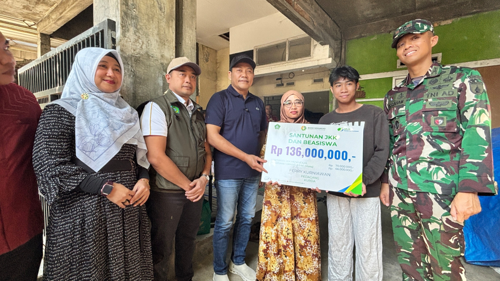 SANTUNAN - Bupati Sidoarjo Subandi menyerahkan santunan Rp 136 juta kepada ahli waris pedagang yang mengalami kecelakaan kerja di Desa/Kecamatan Tulangan, Sidoarjo di rumah ahli waris, Sabtu (18/07/2026).