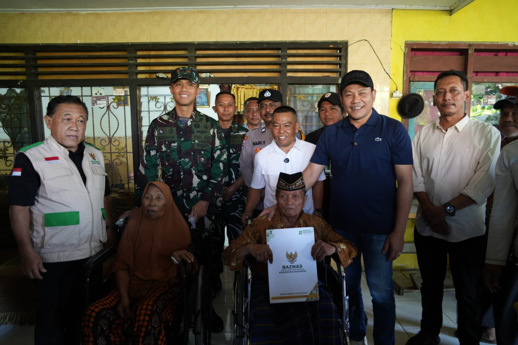BANTUAN - Bupati Sidoarjo Subandi menggelar Inspeksi Mendadak (Sidak) Rumah Tidak Layak Huni (RTLH) sekaligus menyalurkan bantuan Alat Kesehatan (Alkes) di dua kecamatan, yakni Tulangan dan Wonoayu, Sabtu (18/07/2026).