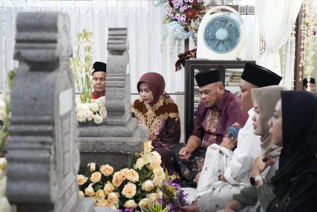 AJAK - Wabup Sidoarjo Mimik Idayana mengajak warga Kelurahan Juwetkenongo, Kecamatan Porong meneladani ulama di memperingati Haul Al-Maghfurlah ke 69 Mbah Kyai Kalam dan Sesepuh Kelurahan Juwetkenongo, Sabtu (18/07/2026) malam.