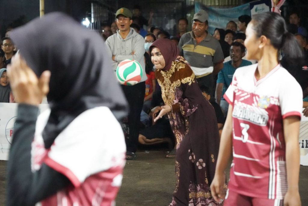 Laga Sengit Kebonsari Cup 1 Putri Dimulai, Wabup Mimik Idayana Ajak Atlet Junjung Sportivitas Tanpa Dendam