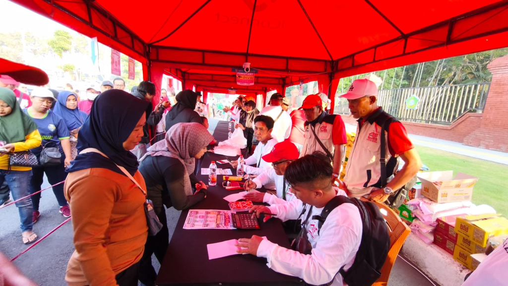 Jaga Stabilitas Harga Pangan, TP PKK dan KDMP Sidoarjo Sukses Gelar Gebyar Pasar Rakyat Murah di Alun-Alun