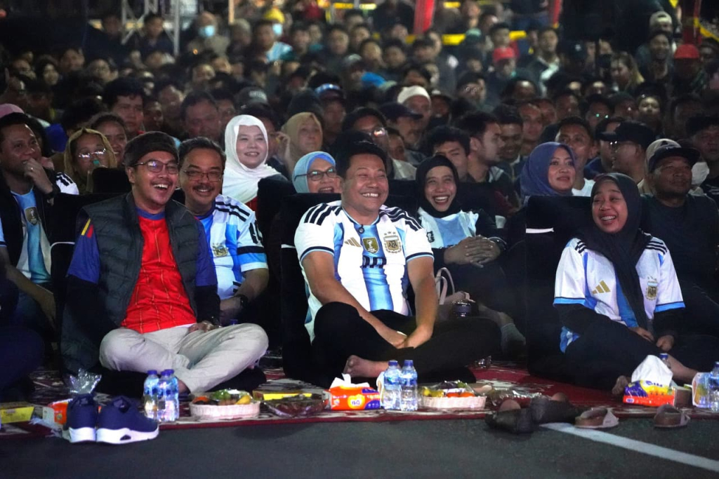 Jagoan Bupati Kalah, Lautan Warga Sidoarjo Tetap Pesta Pora Saat Nobar Final Piala Dunia 2026 Berhadiah 4 Tiket Umroh
