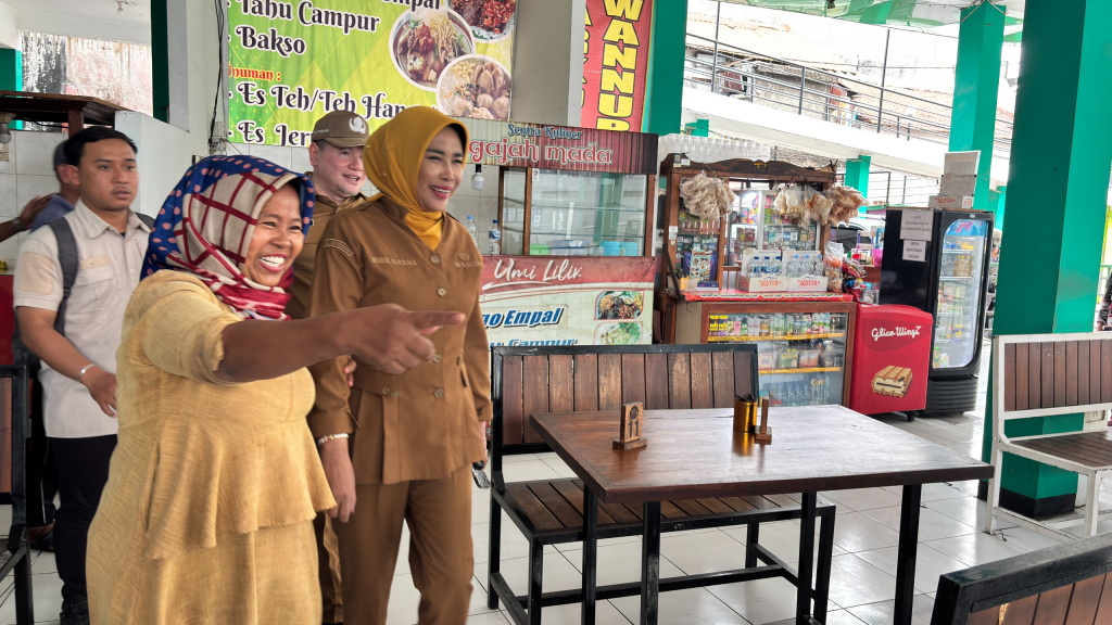 SIDAK - Wakil Bupati (Wabup) Sidoarjo Mimik Idayana menggelar Inspeksi Mendadak (Sidak) ke lokasi Sentra Kuliner Gajah Mada Sidoarjo agar segera dirombak total, Selasa (21/07/2026).