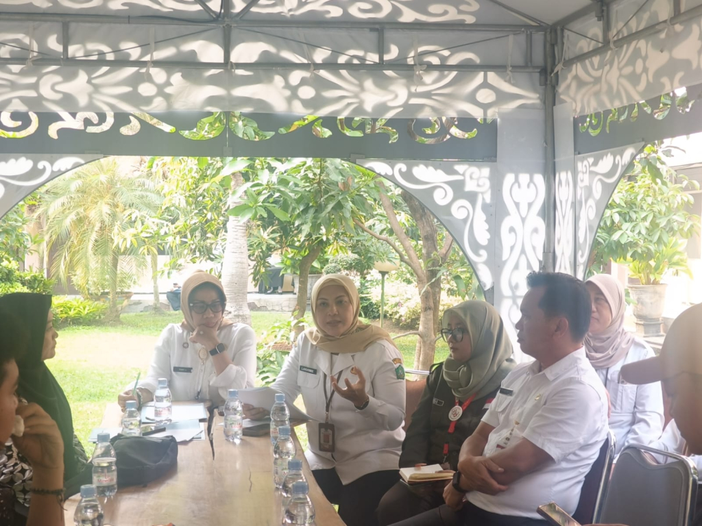BEBER DATA - Kepala Dinkes dr Lakshmie Herawati Yuwantina membeberkan data penerima HIV di Kota Delta bersama Sekda Sidoarjo Fenny Apridawati di halaman Pemkab Sidoarjo, Rabu (22/07/2026).