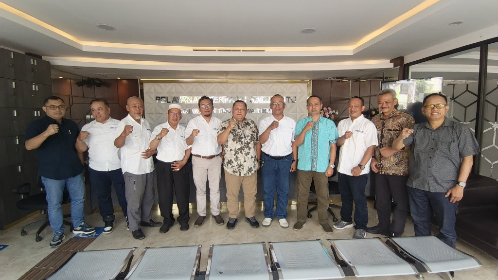 SINERGI - Sinergi insan pers dan aparat penegak hukum dibuktikan pengurus Serikat Media Siber Indonesia (SMSI) Jatim berkunjung dan silaturahmi ke Kantor Kejaksaan Tinggi (Kejati) Jatim di Jalan Ahmad Yani, Surabaya, Jumat (24/07/2025).