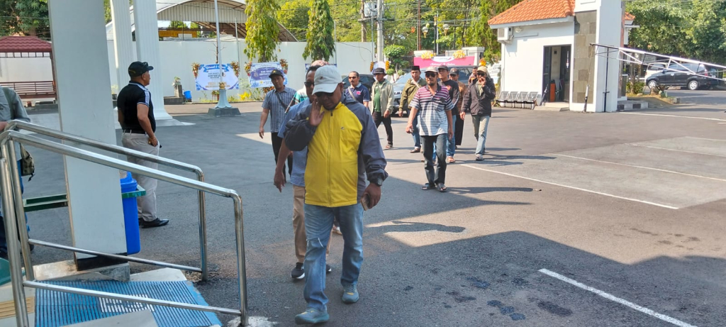 GERUDUK - Puluhan warga Desa Damarsi, Kecamatan Buduran, Sidoarjo menggeruduk Kantor Kejari Sidoarjo mempertanyakan kasus dugaan korupsi TKD Damarsi yang sudah berubah menjadi belasan rumah kos elit, Jumat (24/07/2026) sore.