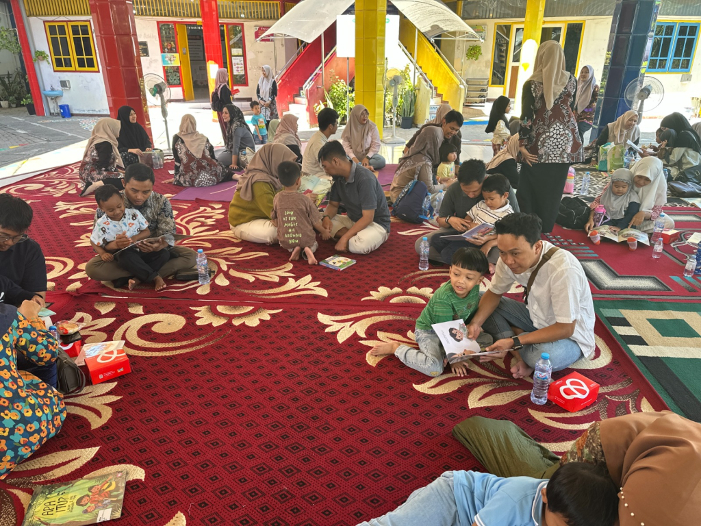 ABAKU - Membangun karakter kecintaan literasi anak sejak dini membutuhkan peran aktif yang selaras antara sekolah dan orang tua, KB TK Al Muslim menyelenggarakan Sosialisasi Program Sekolah yang dirangkai peluncuran Gerakan ABAKU, Sabtu (26/07/2026).