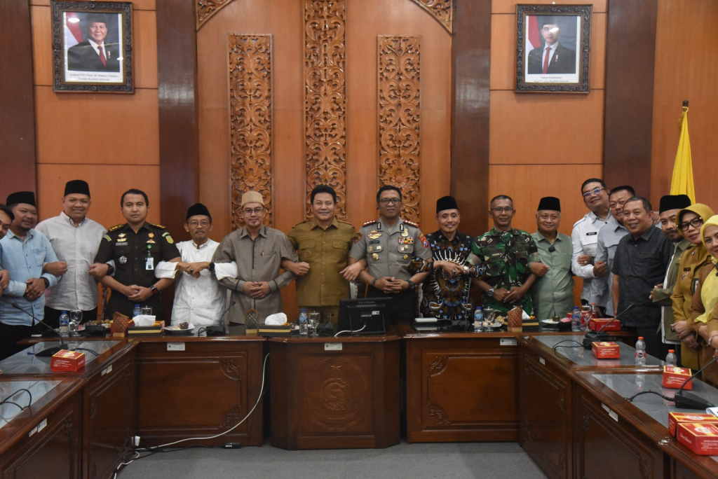 RAKOR - Bupati Sidoarjo Subandi didampingi Ketua DPRD Sidoarjo Abdillah Nasih memimpin Rapat Koordinasi (Rakor) Lintas Sektor soal pemberantasan Pekat Miras dan prostutusi di Ruang Rapat Delta Wicaksana Setda Sidoarjo, Senin (27/07/2026).