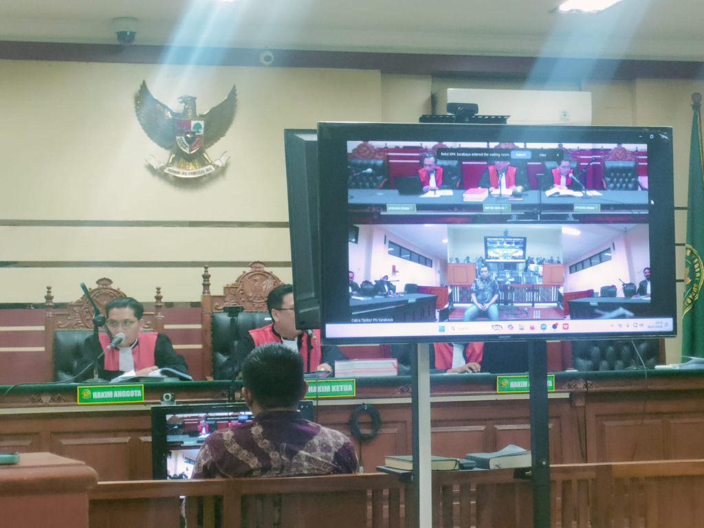 DIDAKWA - Kepala Desa (Kades) Mulyodadi Nonaktif, Kecamatan Wonoayu, Slamet Priyanto didakwa menerima aliran dana Rp 1,045 miliar terkait transaksi jual-beli tanah eks gogol dalam sidang dakwaan di Pengadilan Tipikor Juanda, Sidoarjo, Selasa (28/07/2026).