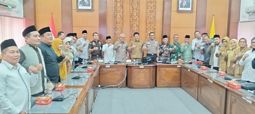 RAKOR - Bupati Sidoarjo Subandi bersama Ketua DPRD Sidoarjo H Abdillah Nasih dan Ketua Komisi A H Rizza Ali Faizin menggelar Rakor penertiban rumah kos tempat hiburan dan toko penjual miras di ruang Ops Room Sekretariat Sekda Sidoarjo, Senin (27/07/2026).