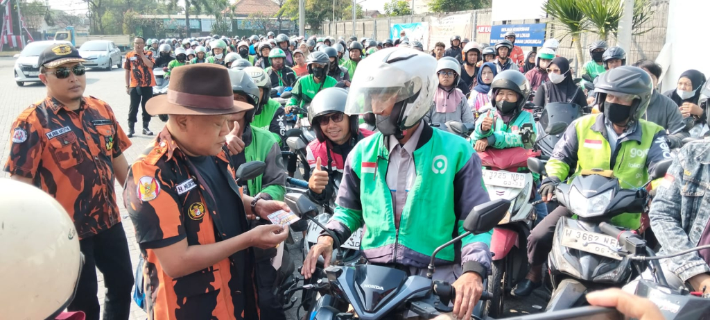 BBM GRATIS - MPC Pemuda Pancasila Sidoarjo kegiatan "Jumat Berkah" identik dengan pembagian nasi bungkus, kali ini membagi ratusan kupon BBM jenis Pertamax gratis bagi para pengemudi ojol di SPBU Keramean, Kecamatan Candi, Sidoarjo, Jumat (31/07/2026).