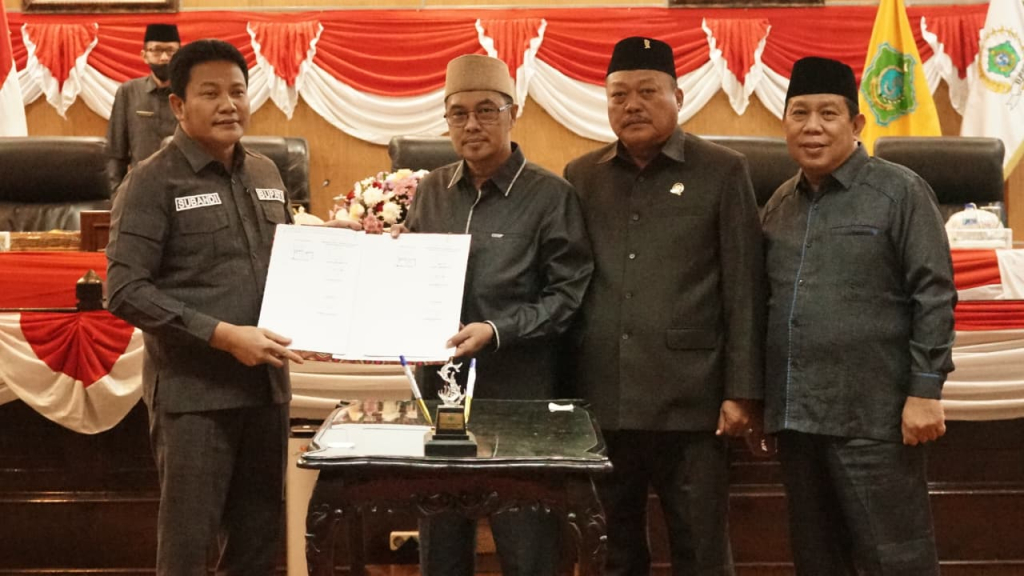 PARIPURNA - Anggaran Pemkab Sidoarjo surplus Rp 61,7 miliar saat Rapat Paripurna di DPRD dengan agenda penyampaian Laporan Hasil Pembahasan Badan Anggaran (Banggar) terhadap Raperda Pertanggungjawaban Pelaksanaan APBD TA 2025, Kamis (30/07/2026) malam.