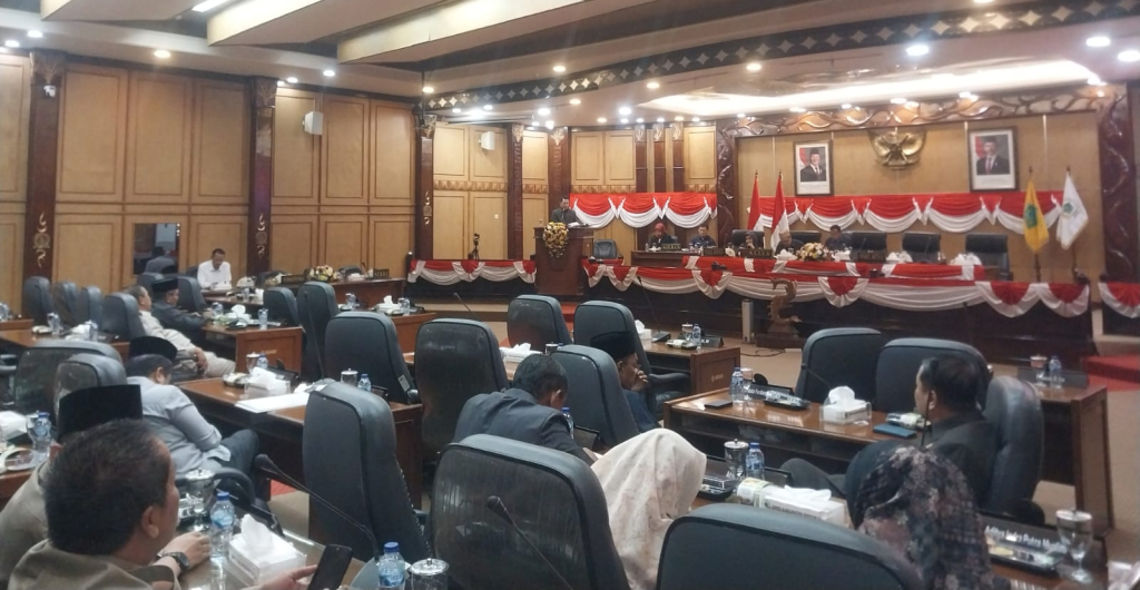 PARIPURNA - Soal pelaksanaan proyek infrastruktur soal Fraksi Demokrat NasDem DPRD Sidoarjo soroti temuan BPK bernilai miliaran rupiah akibat proyek kurang volume dan denda keterlambatan dalam pandangan umum fraksi, Rabu (01/07/2026).