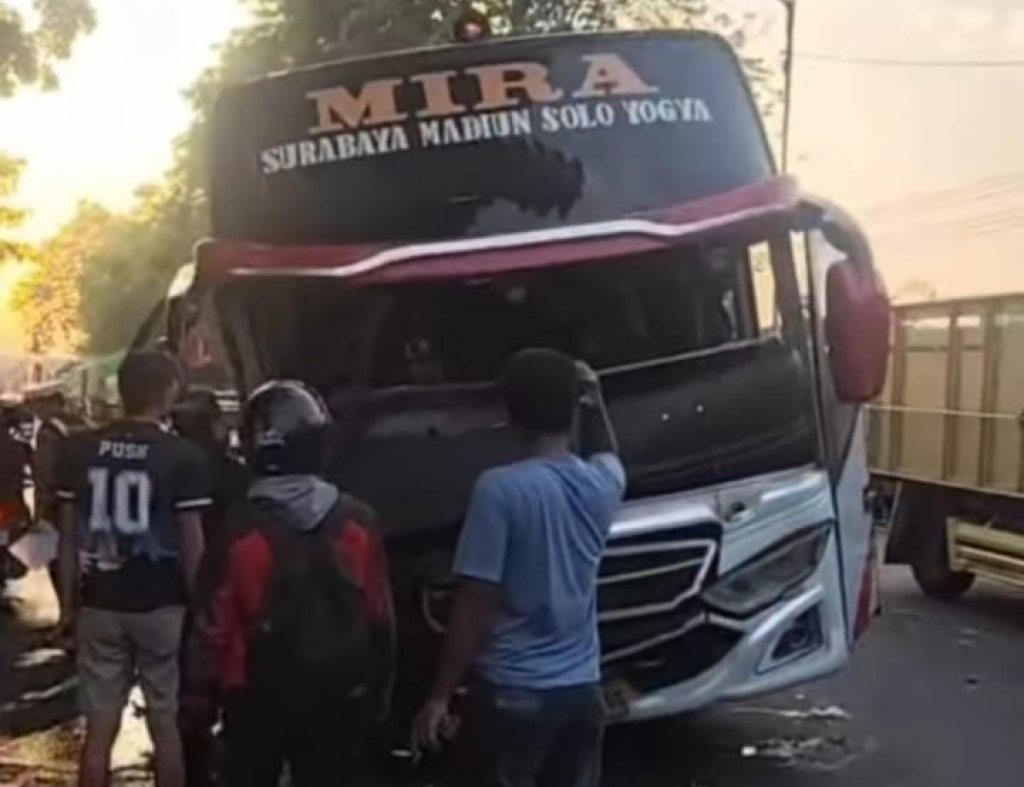 RINGSEK - Dua kendaraan besar Bus Mira dan Toyota Innova yang terlibat kecelakaan di JL Raya Seduri, Kecamatan Balongbendo, Sidoarjo ringsek di bagian depannya hingga menyebabkan seorang meningal dan tiga terluka, Kamis (09/07/2026).