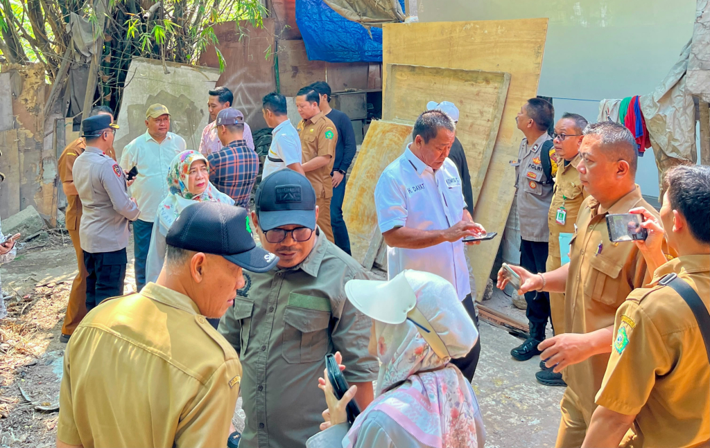 SIDAK - Pimpinan dan anggota Komisi C DPRD Sidoarjo sidak ke bengkel Karoseri yang ada di Desa Seketi, Kecamatan Balongbendo, Sidoarjo bersama sejumlah OPD terkait lainnya agar operasionalnya tidak menggangu warga sekitar, Selasa (14/07/2026).