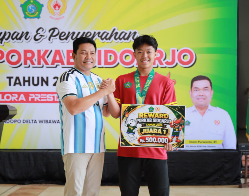 BONUS - Bupati Sidoarjo Subandi membagikan bonus 1.940 atlet peraih juara Pekan Olahraga Kabupaten (Porkab) Sidoarjo 2026 secara resmi menerima penghargaan (reward) langsung dari pemerintah daerah di Pendopo Delta Wibawa, Sabtu (25/07/2026).