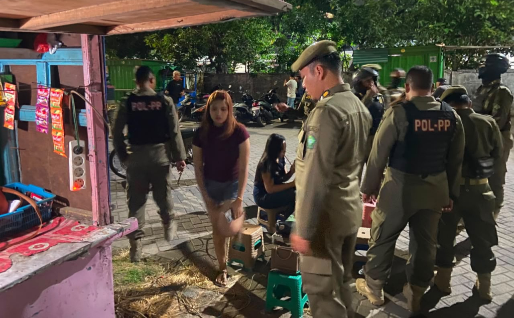 RAZIA - Petugas Satpol PP Pemkab Sidoarjo menggelar razia mendadak menyasar warung kopi (warkop) remang-remang di kawasan GOR Sidoarjo dan Desa Sidodadi, Kecamatan Candi mengamakan miras dan pemandu lagu, Rabu (29/07/2026) malam.
