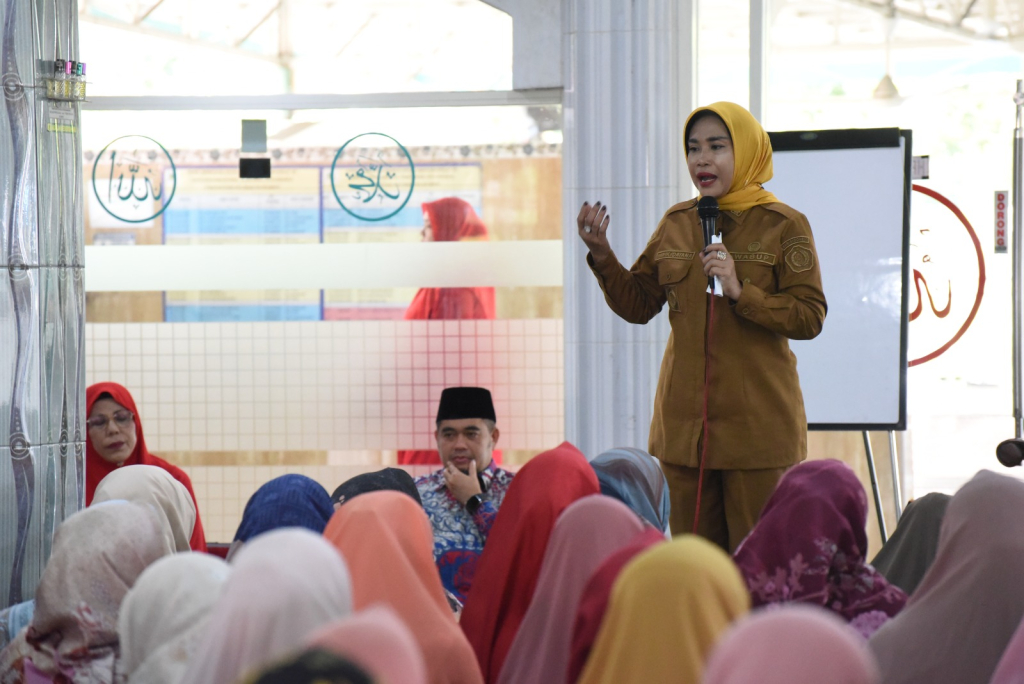 TITIP - Wabup Sidoarjo Mimik Idayana titip pesan di tengah-tengah ratusan jamaah perempuan pengajian rutin jamaah Qurrota A’yun di Masjid Nurul Yaqin, Perumahan Pondok Jati, Sidoarjo, Senin (03/08/2026).