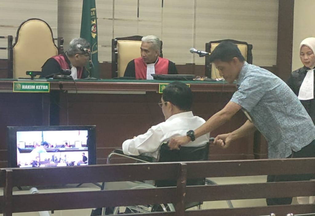 VONIS - Mantan Plt Bupati Sidoarjo, Hudiyono yang juga mantan Kepala Bidang SMK, Dinas Pendidikan Provinsi Jatim dijatuhi hukuman 10 tahun penjara oleh Majelis Hakim Pengadilan Tipikor Surabaya di JL Raya Juanda, Sidoarjo, Jumat (31/07/2026).