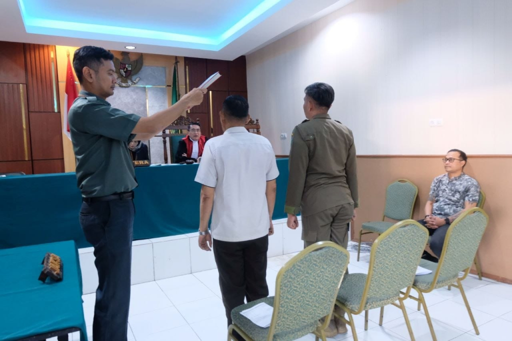 VONIS - Hakim Pengadilan Negeri Sidoarjo, Bambang Trikoro memvonis tiga pemilik miras di Sidoarjo divonis bersalah dan didenda membayar Rp 300.000 sampai Rp 1 juta dalam sidang Tipiring di Kantor Satpol PP Sidoarjo, Rabu (05/08/2026).