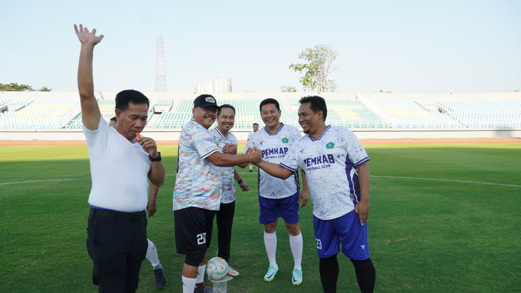 HAJAR - Tim anggota DPRD Sidoarjo yang dipimpin Ketua DPRD Sidoarjo Abdillah Nasih mengajar lawannya Pemkab Sidoarjo yang dikomandoi Bupati Subandi saat berlaga di Stadion Gelora Delta Sidoarjo, Jumat (07/08/2026) sore.