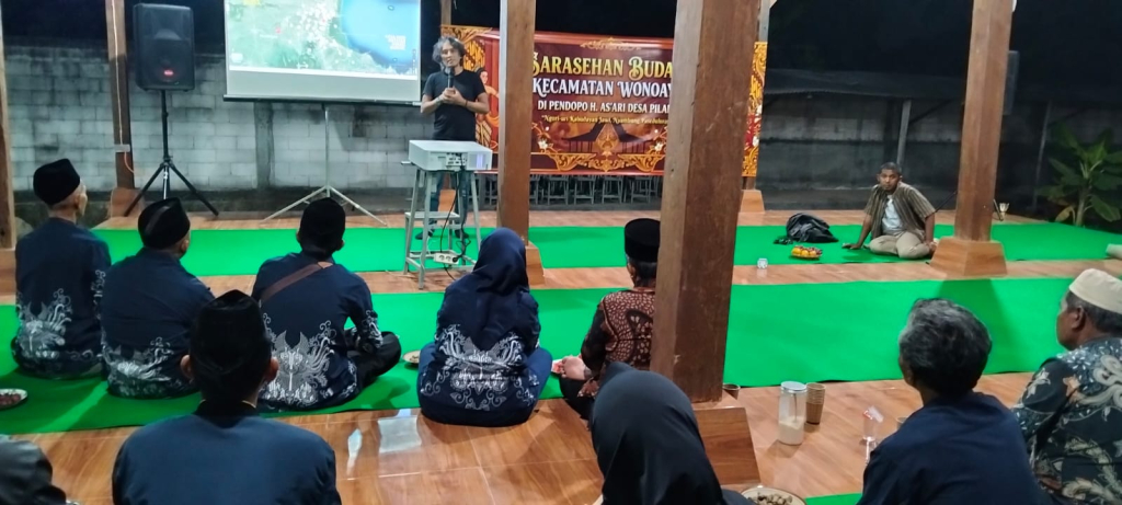 SARASEHAN - Suasana Pendopo H As'ari di Desa Pilang, Kecamatan Wonoayu menjadi saksi bisu berkumpulnya pegiat budaya, akademisi, pejabat desa dan warga bertema Nguri-Uri Kebudayaan Jawi, Nyambung Paseduluran, Sabtu (08/08/2026) malam.