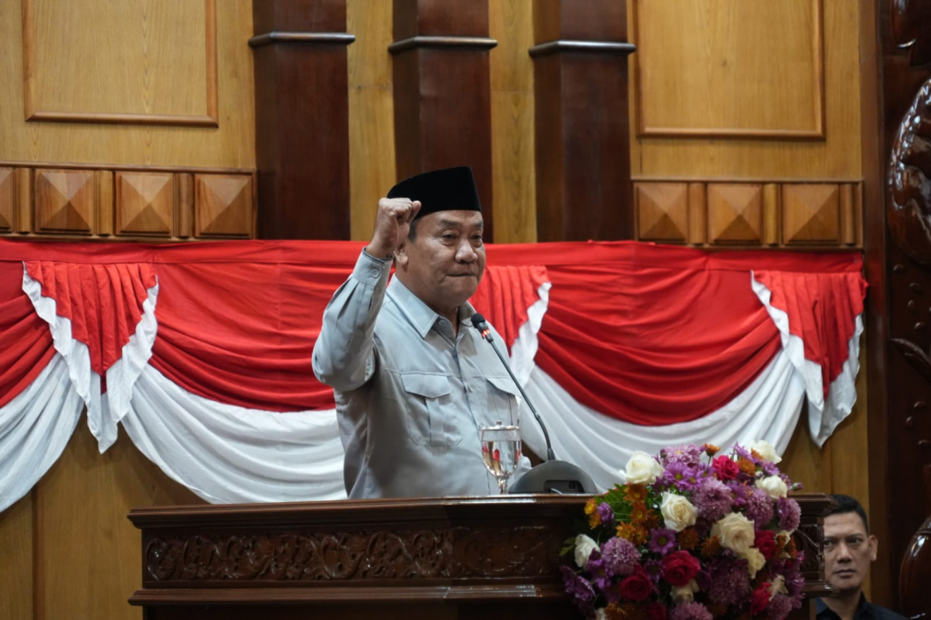 Ketua Komisi C DPRD Sidoarjo H Choirul Hidayat. Insert foto kondisi Alun-Alun Sidoarjo usai revitalisasi.
