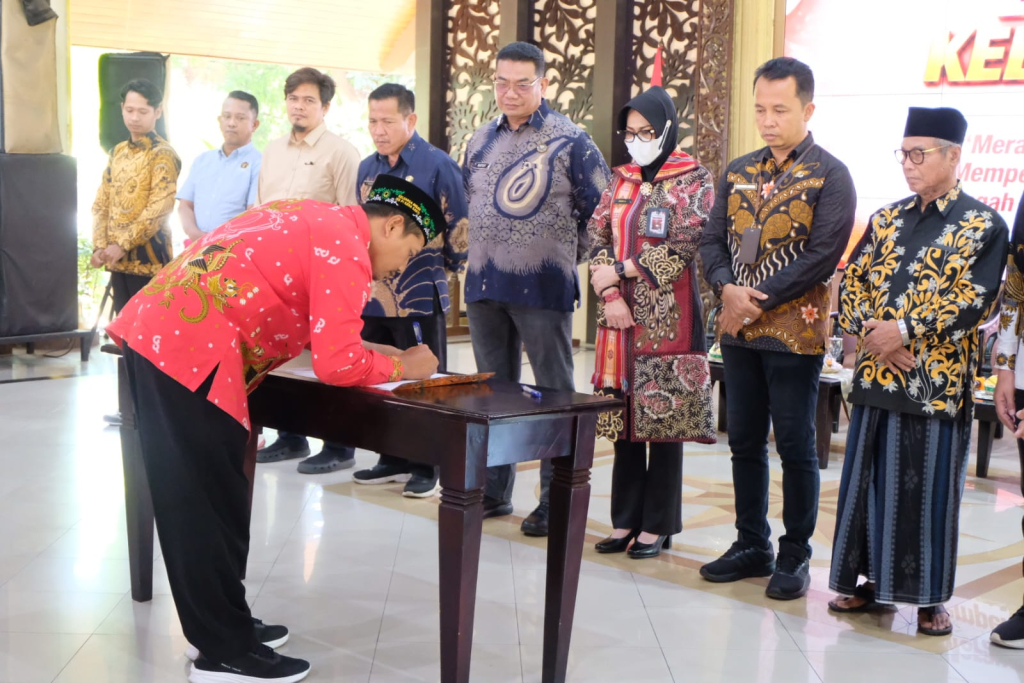 DIALOG - Sekda Sidoarjo Fenny Apridawati bersama jajaran Forkopimda dan elemen masyarakat menggelar Dialog Kebangsaan guna memperkokoh kerukunan serta mengantisipasi polarisasi digital di Pendopo Delta Wibawa, Kamis (13/08/2026).