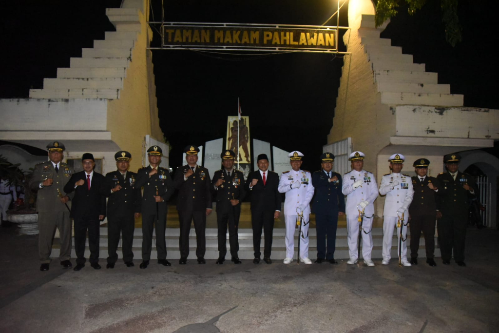 RENUNGAN SUCI - Bupati Sidoarjo Subandi mengajak kembalikan semangat juang saat Apel Kehormatan dan Renungan Suci (AKRS) demi mengenang jasa para pejuang bangsa dalam peringatan HUT Ke 81 RI di TMP Sidoarjo, Senin (17/08/2026) dini hari.