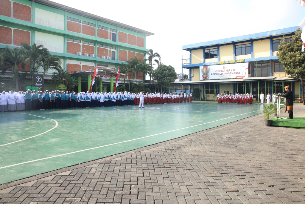 Sensasi Lintas Budaya HUT Ke 81 RI di Al Muslim Sidoarjo, 2 Guru Asal Romania Khidmat Hormat Bendera Merah Putih
