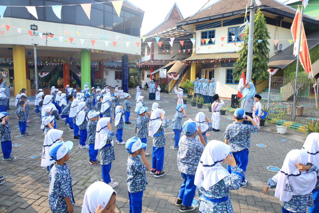 HUT RI - Suasana ceria penuh semangat menyelimuti KB TK Al Muslim Sidoarjo dalam rangka memperingati HUT ke 81 Republik Indonesia sejak 3 hingga 18 Agustus 2026 di KB TK Al Muslim, Selasa (18/07/2026).