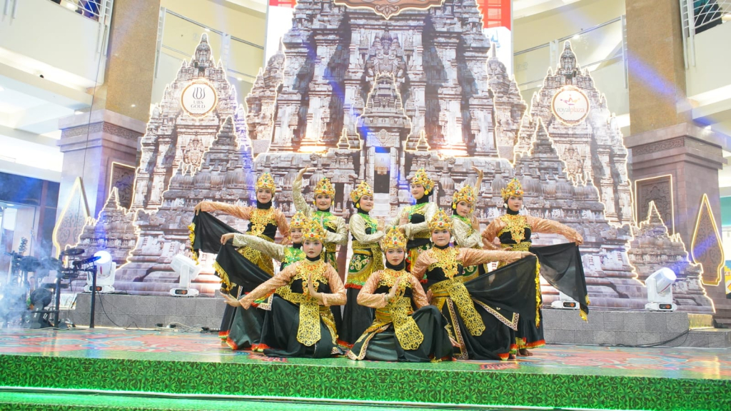 PENTAS - Atrium Royal Plaza Surabaya mendadak riuh oleh aksi memukau dari 74 siswa kelas 7 SMP Muhammadiyah 2 Taman (Spemduta), Sidoarjo, Selasa (18/08/2026).