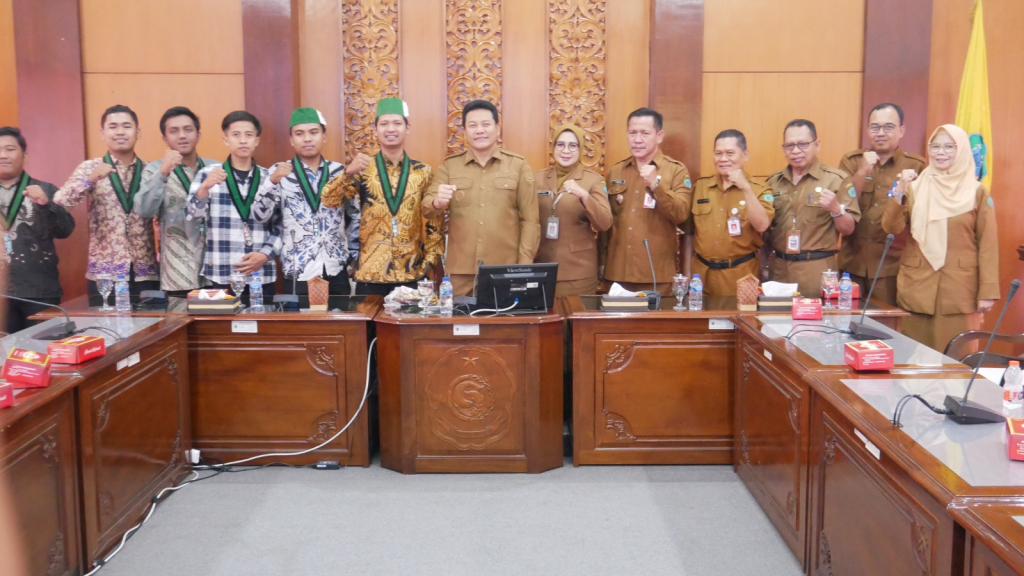 DIALOG - Bupati Sidoarjo Subandi berdialog dengan para pengurus baru HMI Cabang Sidoarjo untuk program pemberantasan miras dan HIV/Aids di Ruang Delta Wicaksana Setda Sidoarjo, Selasa (18/08/2026) pagi.
