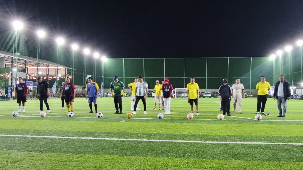 RUKUN - Suasana penuh keakraban mewarnai Pilar Sport Center, Rangkah Kidul, Kecamatan Sidoarjo dan tensi politik seketika mencair dalam gelaran Golkar Fun Mini Soccer yang diinisiasi DPD Partai Golkar Sidoarjo, Rabu (19/08/2026) malam.