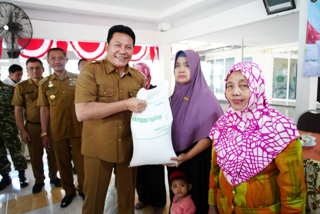 SALURKAN BANTUAN - Bupati Sidoarjo, Subandi mendatangi langsung penyaluran bantuan untuk Penerima Bantuan Pangan (PBP) beras alokasi Juli - September 2026 di tiga desa di Kecamatan Sedati, Senin (24/08/2026).
